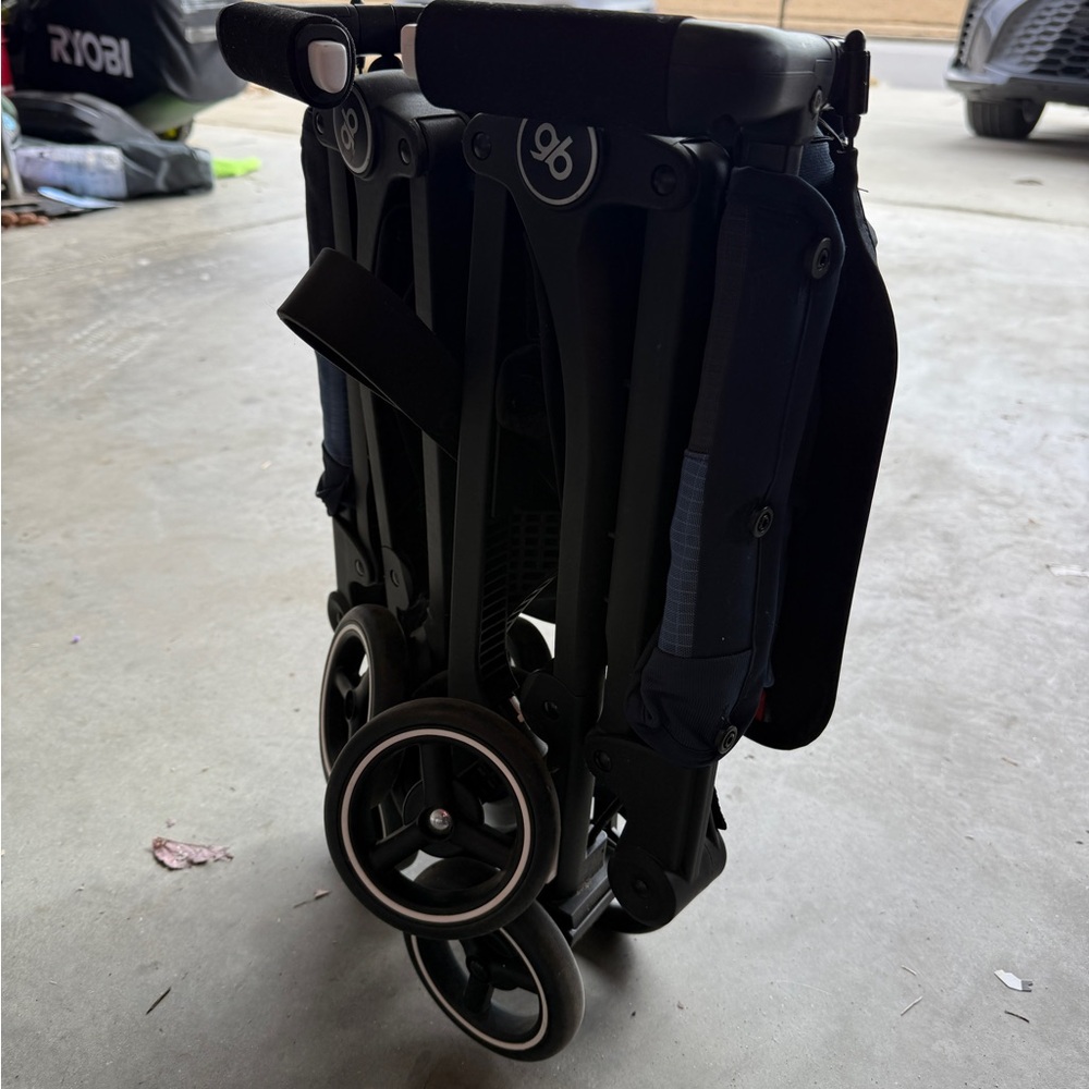 Foldable Black and Blue Stroller - Picture 2 of 6